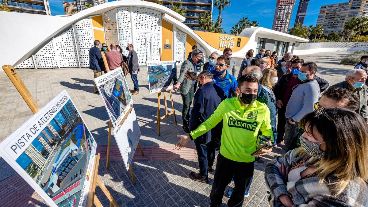 Miembros del Club de Atletismo de Benidorm y vecinos de la zona se han mostrado muy interesados por el proyecto.