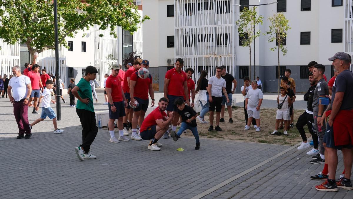 El XV del León acerca el rugby a jóvenes en riesgo de exclusión de la mano de la asociación Pajarillos Educa.