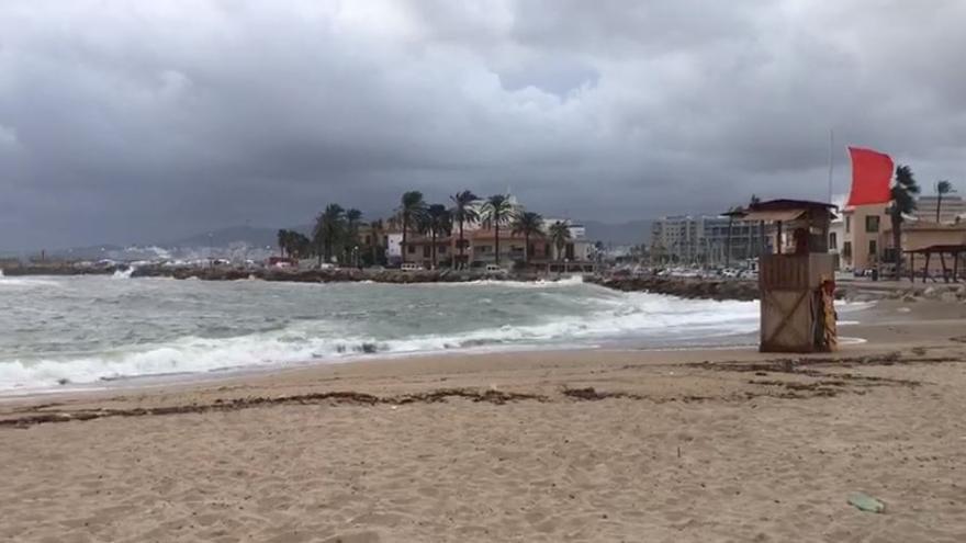 El temporal azota el barrio del Molinar de Palma, llenando el paseo peatonal de agua