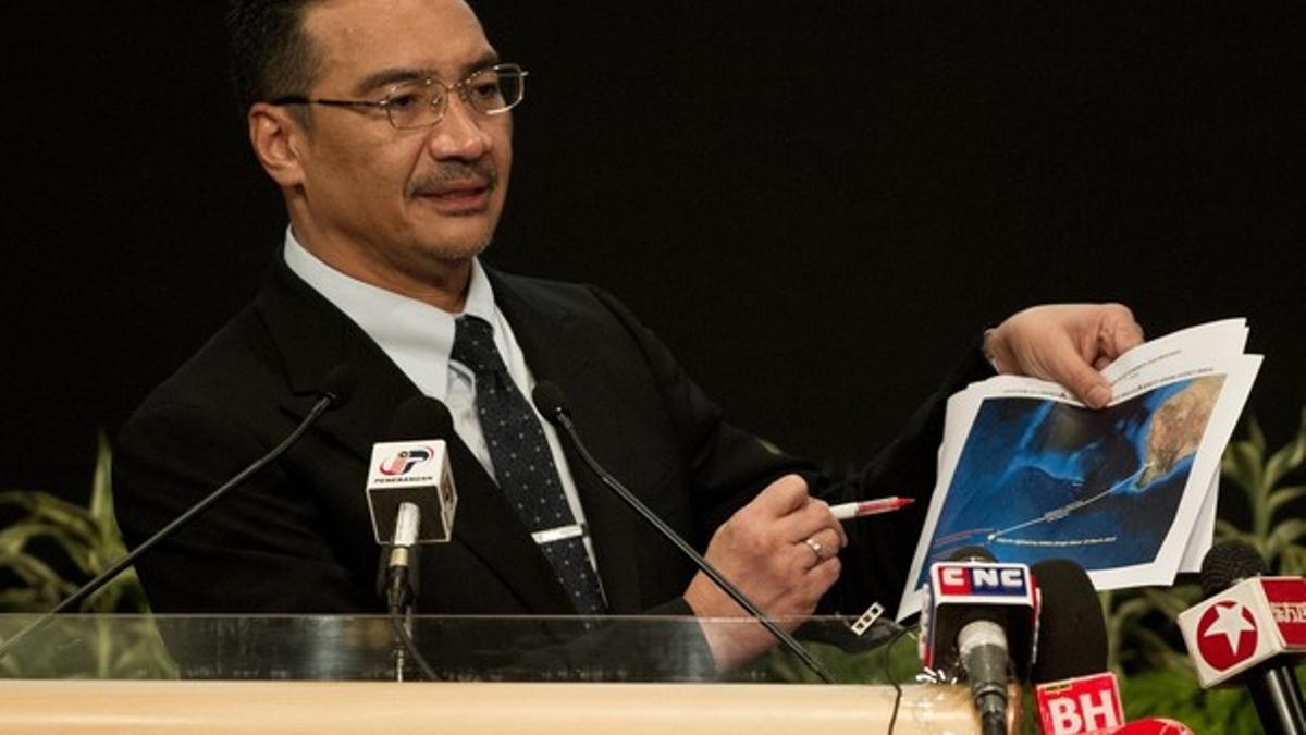 El ministro de Defensa malasio, Hishammuddin Hussein, muestra imágenes de los objetos captados por los satélites franceses, este miércoles en Kuala Lumpur.