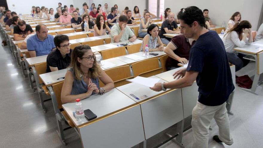 Decenas de opositores esperan para hacer un examen.