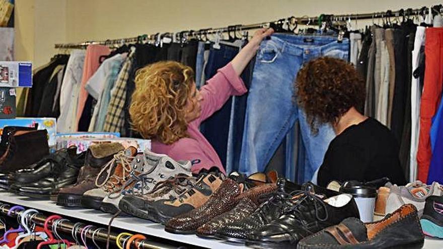 Fina Soria i Eva Sánchez treballant amb la roba que es torna a vendre