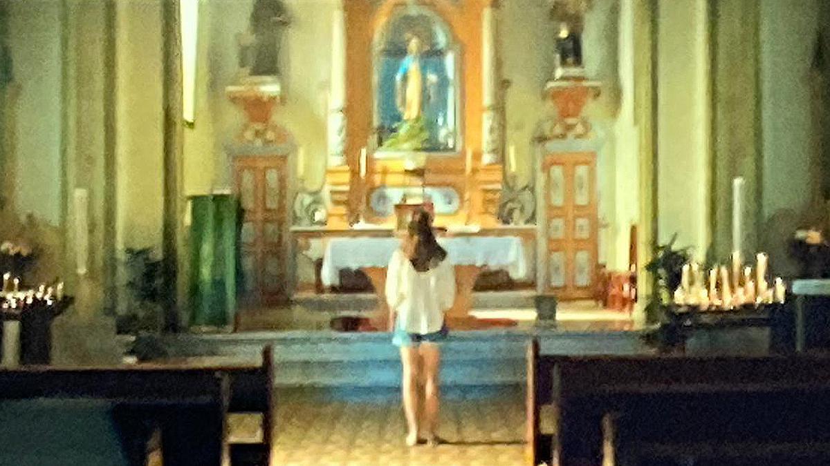 Stella Sandell, en el interior de la iglesia de Lomo Apolinario, en una escena de la serie de Netflix 'Una familia normal'