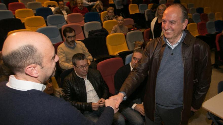 Echávarri saluda a Millana, con Lalo Díez detrás, en una asamblea socialista celebrada en la Universidad de Alicante.