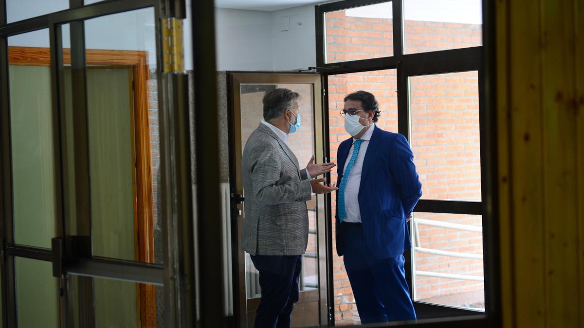 Vergeles, conversando con Pizarro durante su última visita al centro de Valcorchero.