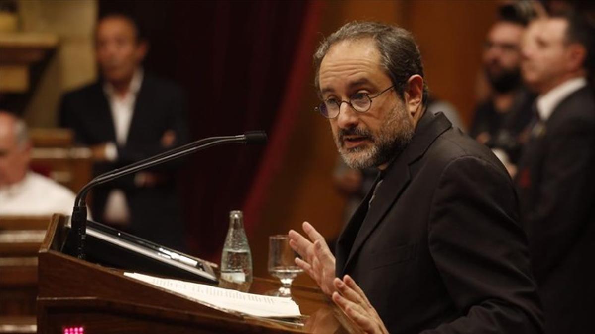 Antonio Baños, durante su intervención en el debate de investidura de Artur Mas.