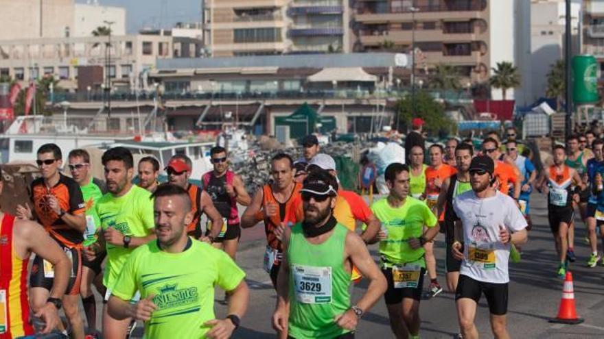 Imagen de la anterior edición de la Mitja Marató al paso de los corredores por la fachada marítima de Santa Pola.