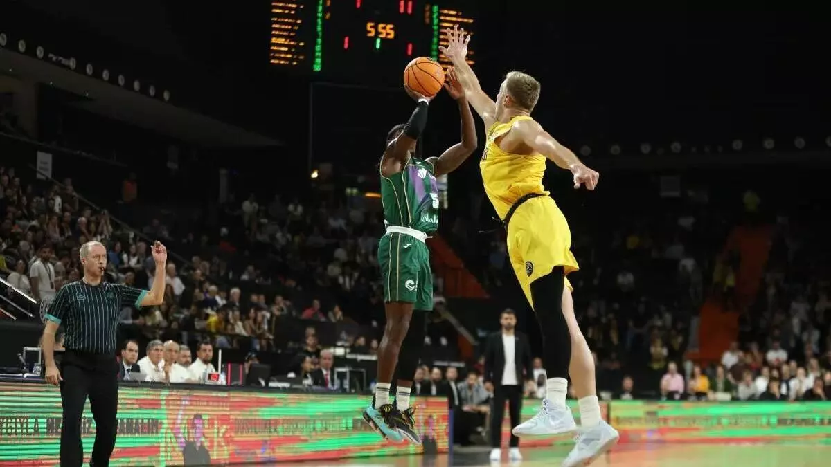 El Unicaja pasea su liderato europeo en Mersin (77-100)