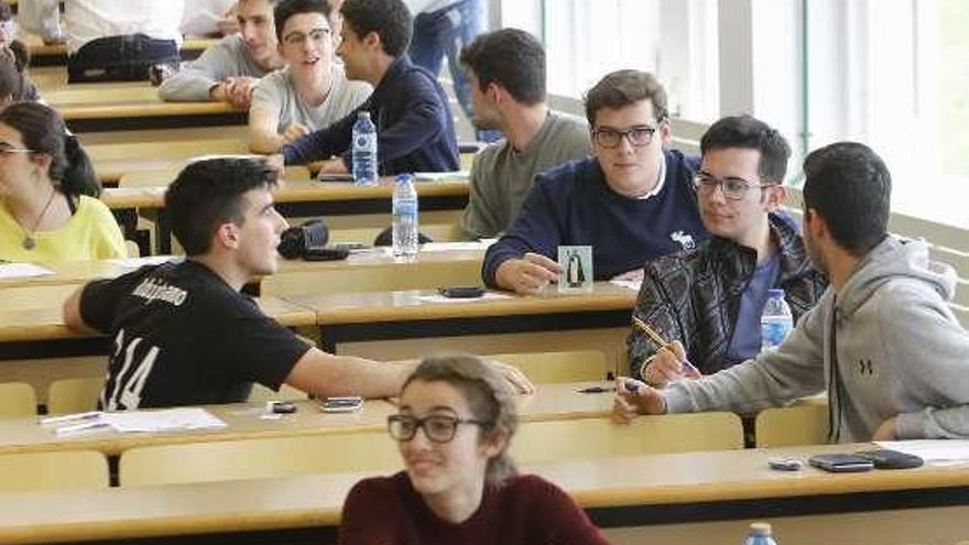 Alumnos, antes de iniciar un examen, en Biología. // R. Grobas