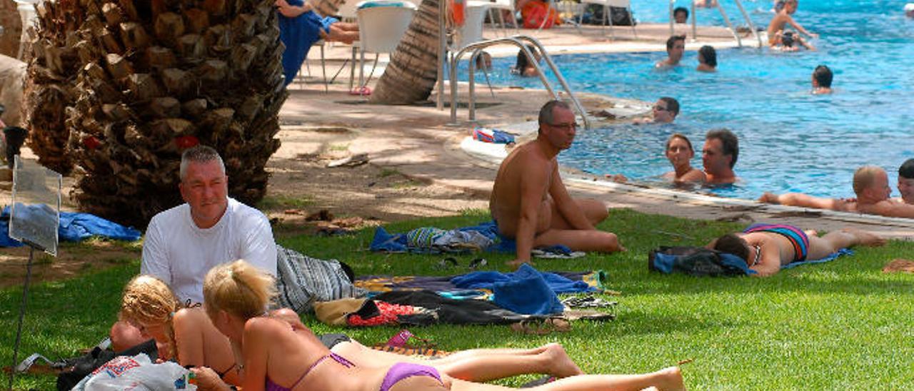 Turistas en la piscina de un hotel en Gran Canaria.
