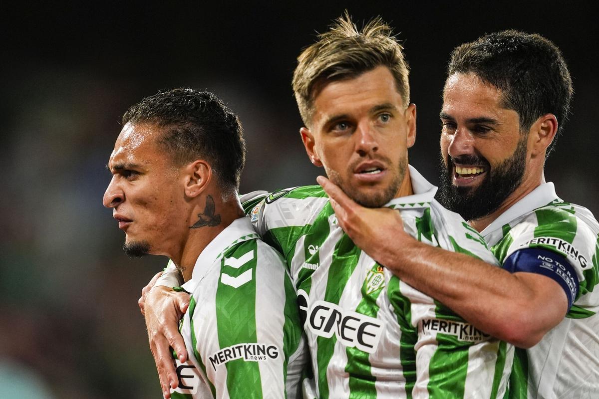 Antony, Lo Celso e Isco celebran el gol del brasileño a la Fiorentina en el Villamarín en la ida de las semifinales de Conference League.