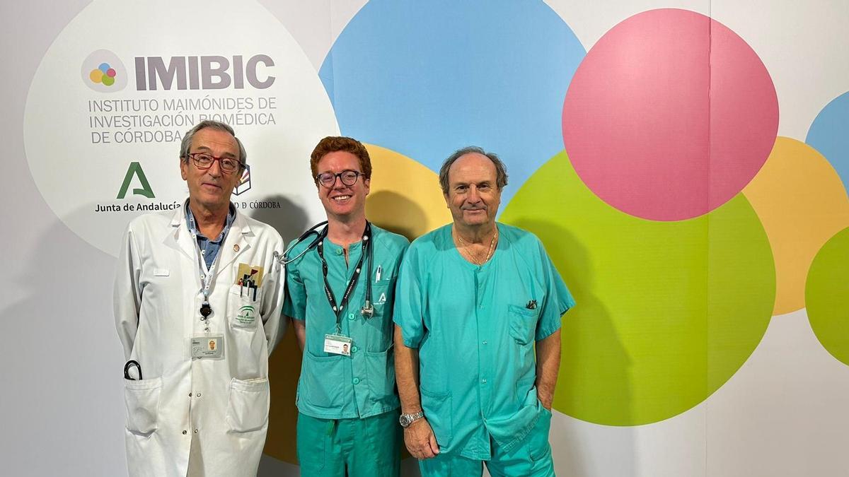 Los doctores Manuel Anguita, Rafael González y Manuel Pan, del Servicio de Cardiología del hospital Reina Sofía.