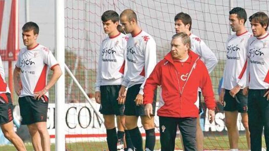 Javier Clemente da instrucciones a sus jugadores durante un momento del entrenamiento de ayer en Mareo.