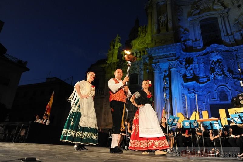 La Antorcha de la Amistad y el Moneo brillan en colores con motivo de este Festival Internacional de Folclore