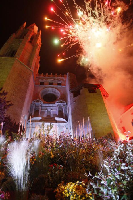 Comediants engalana l''escalinata de la basílica de Sant Feliu