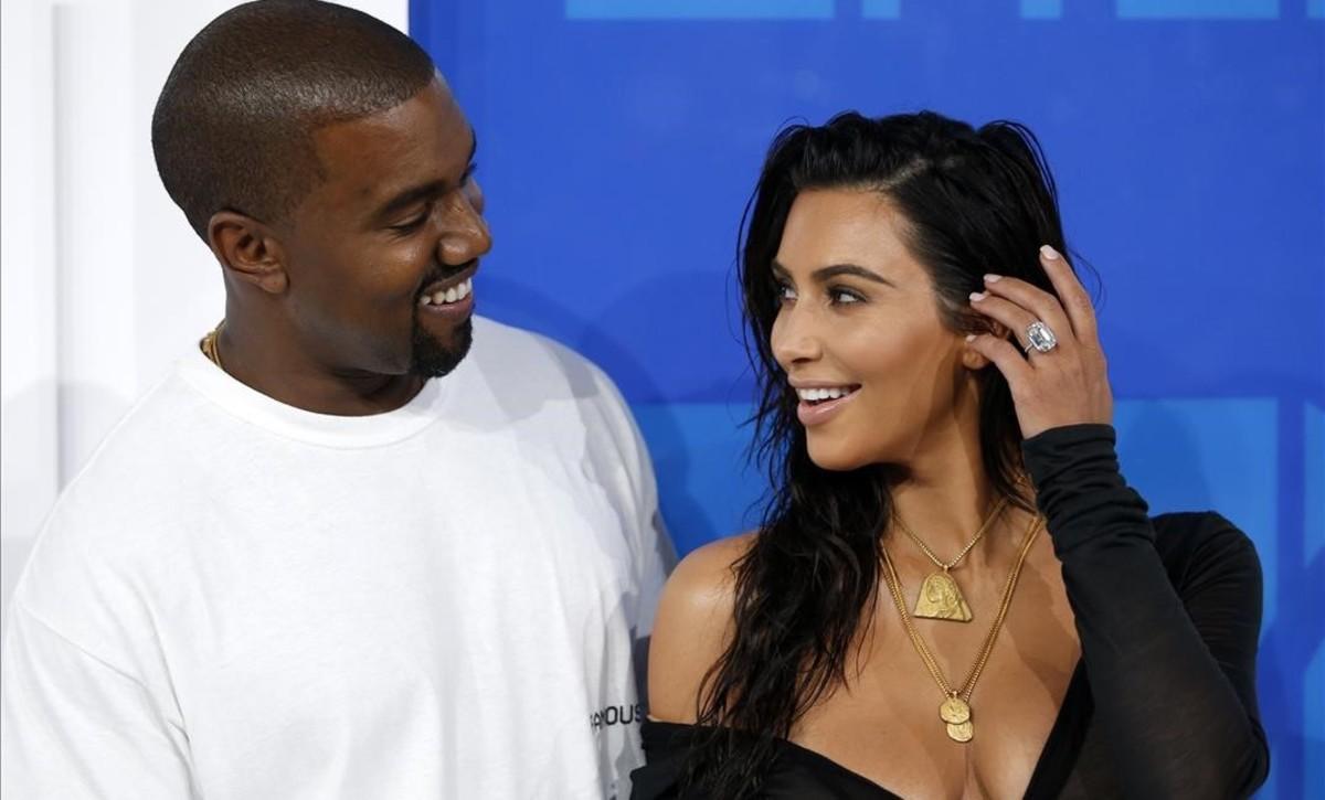 Kim Kardashian y Kayne West, a su llegada a la gala MTV.