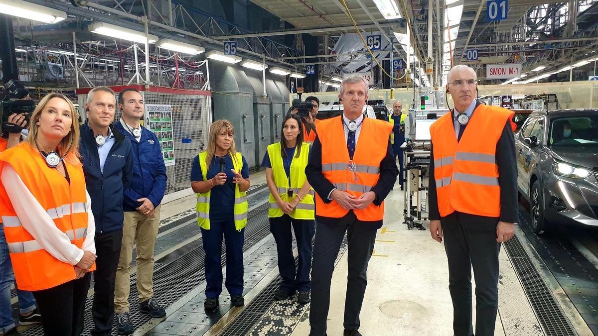 Alfonso Rueda, Francisco Conde y Marta Fernández-Tapias, durante la visita de esta mañana a Stellantis Vigo.