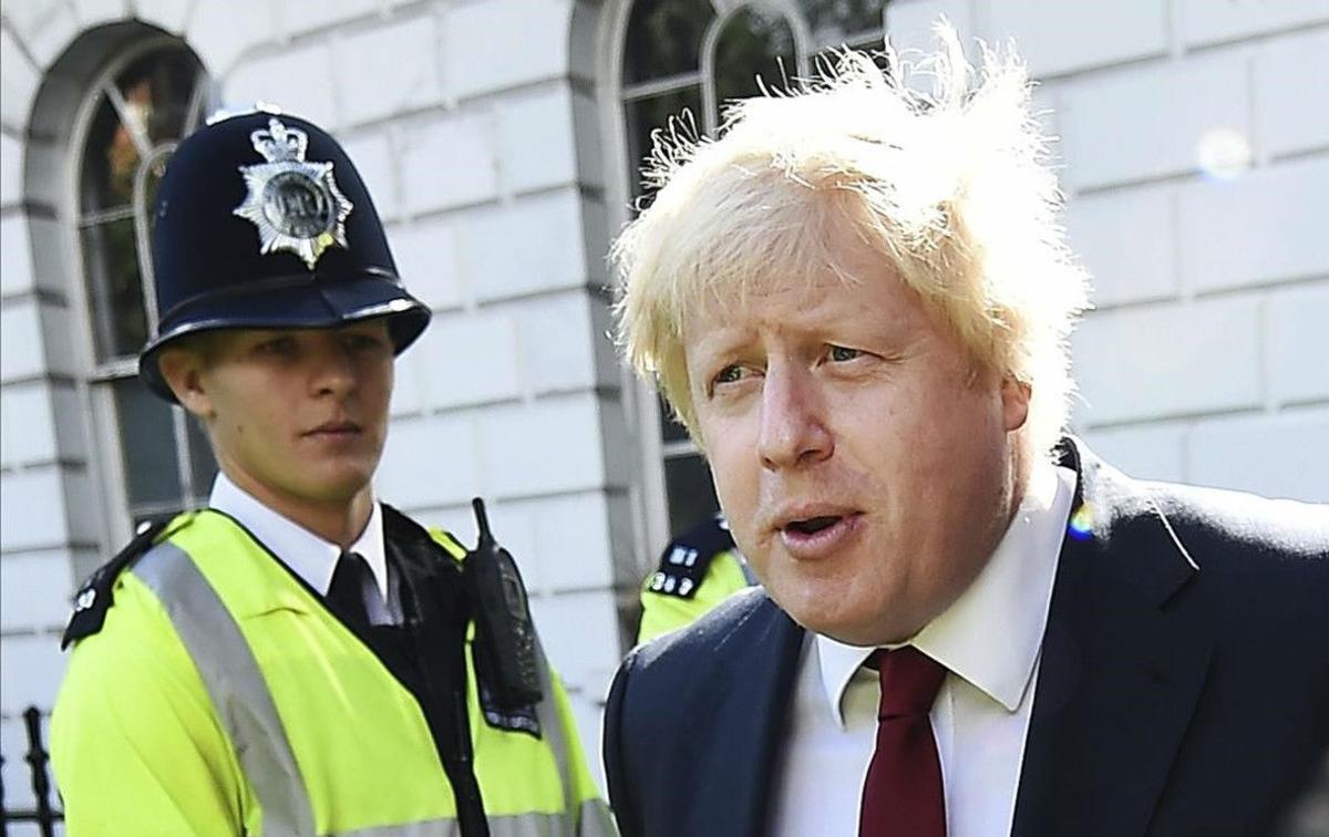 El exalcalde de Londres, Boris Johnson, sale de su residencia para atender a la prensa. Johnson ha sido el principal rostro de la campana a favor del ’brexit’.