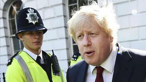 El exalcalde de Londres, Boris Johnson, sale de su residencia para atender a la prensa. Johnson ha sido el principal rostro de la campana a favor del ’brexit’.