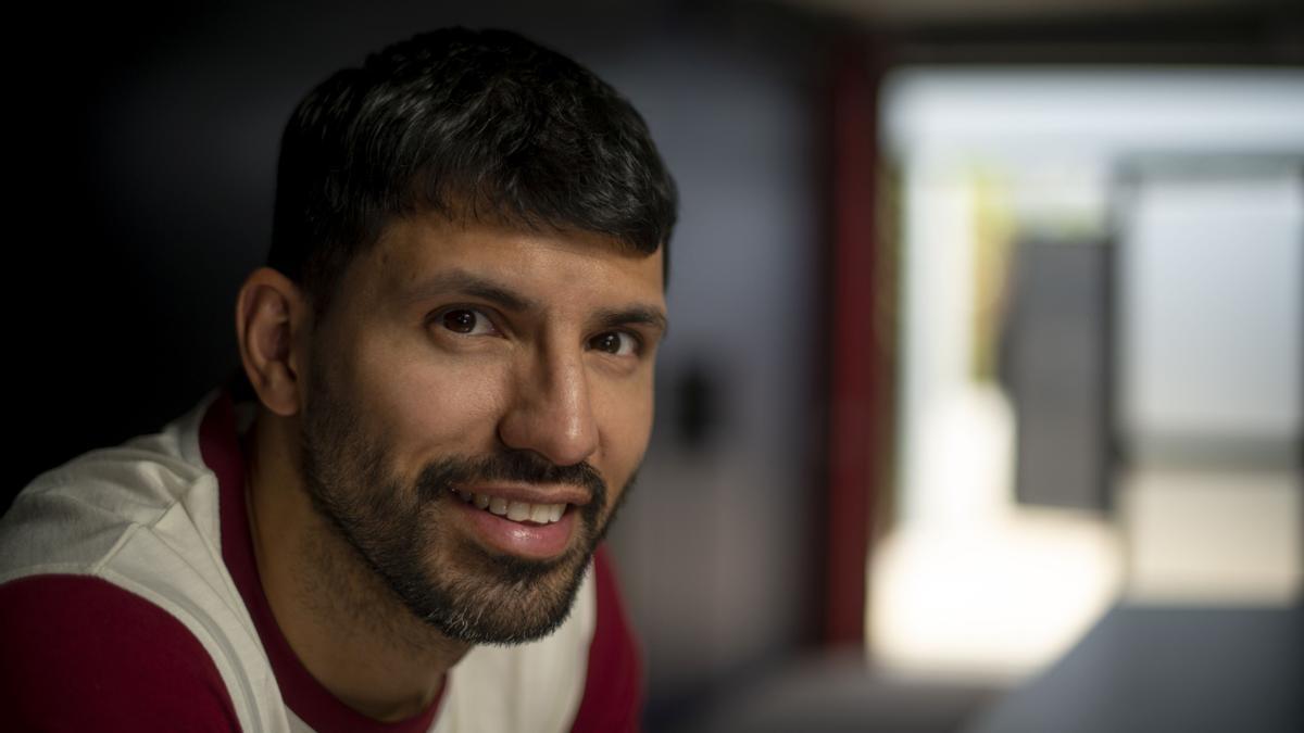 Kun Agüero posa después de la entrevista.