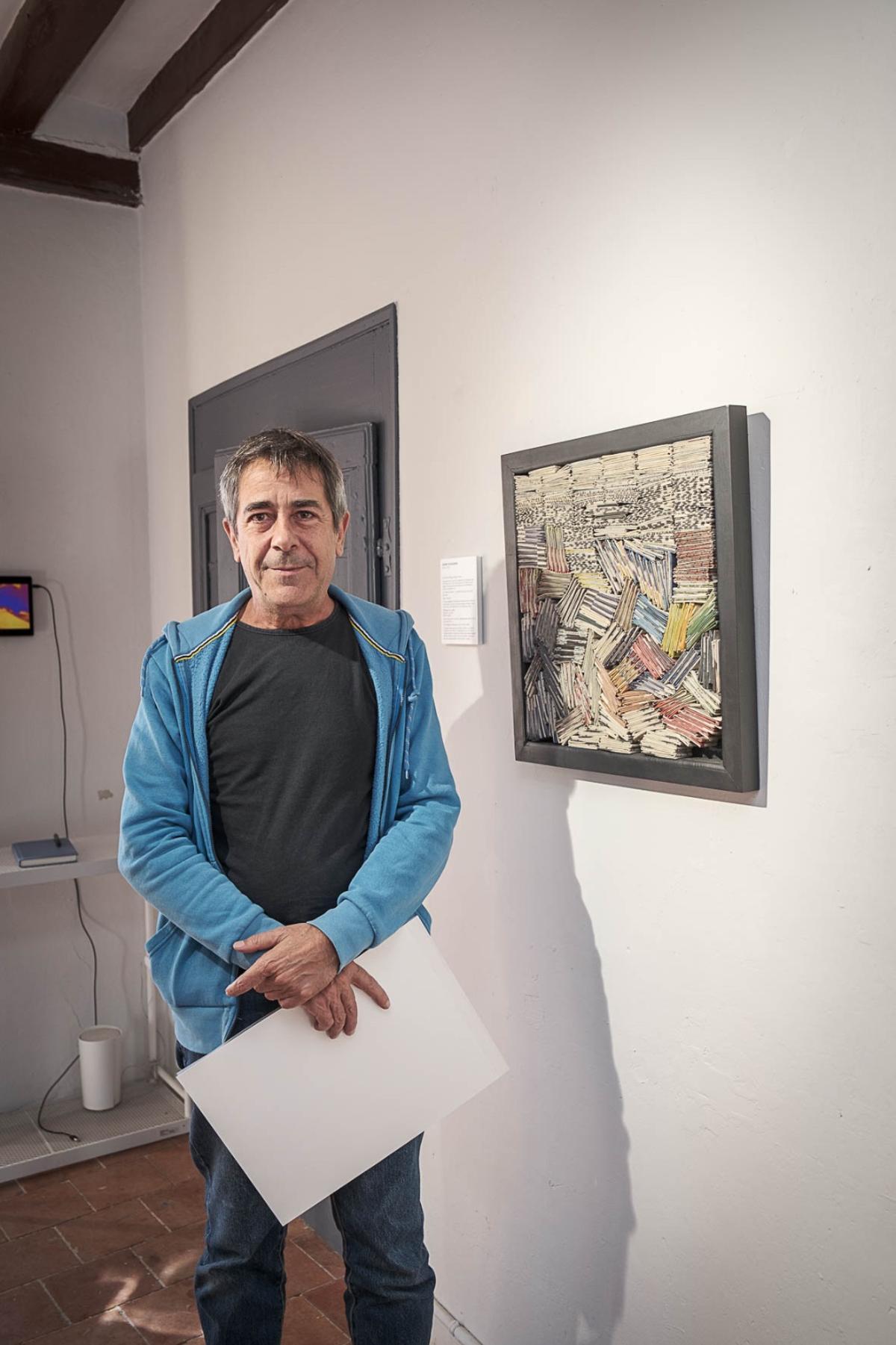 L'artista Joan Vilajoana amb la seva peça 'DO RE MI'.
