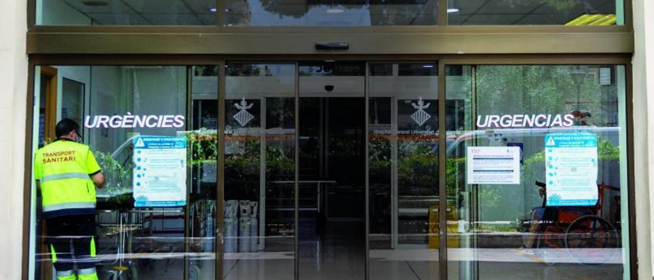 Puerta de Urgencias del Hospital General de València, que viene registrando semanas de colapso. | GERMÁN CABALLERO