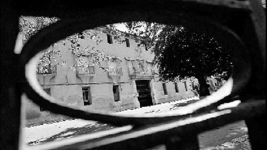 Fachada del

 edificio principal de la Fábrica de Tabacos