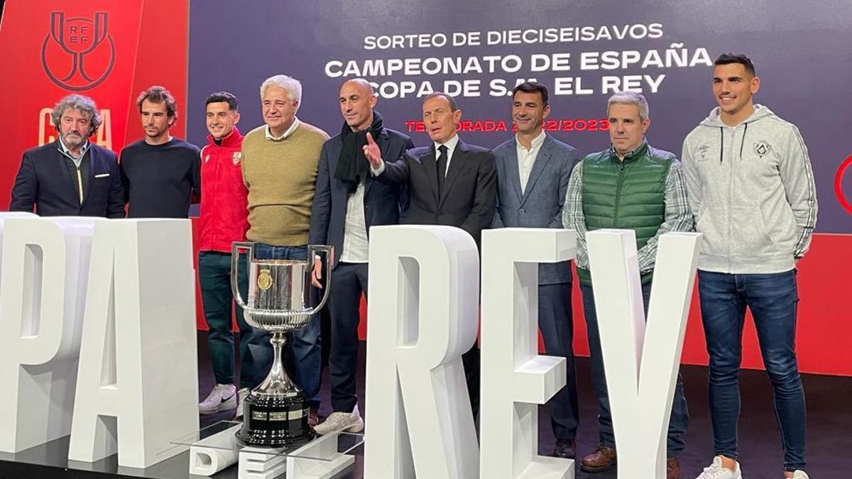 Carlos Ordóñez, Juan Miguel Olmeda y David Grande, los tres de la izquierda, con Rubiales y Butragueño, en el centro.