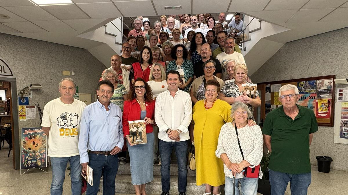 O alcalde, no centro en primeira fila, na presentación da revista 'Folía'.