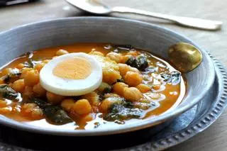 Con legumbres y bacalao: la receta tradicional de potaje de vigilia para Cuaresma y Semana Santa