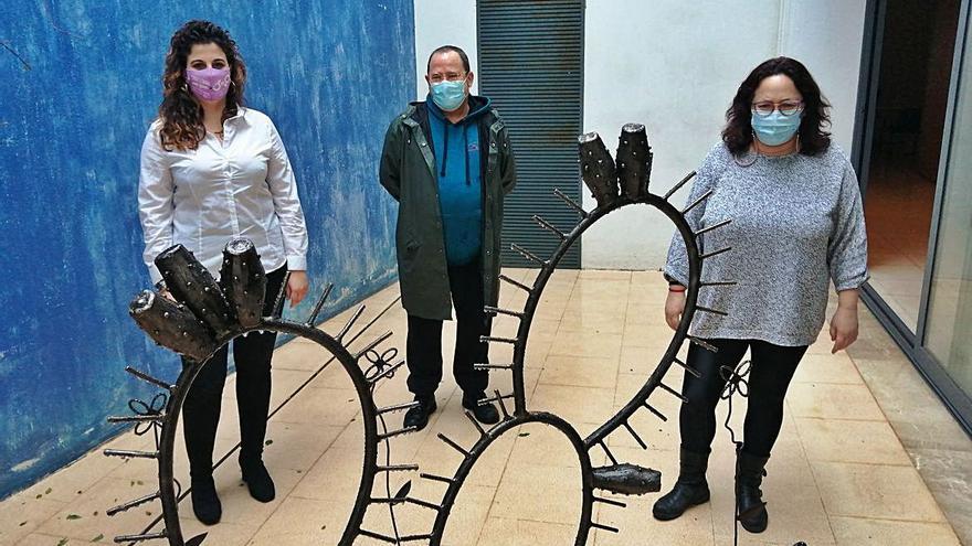 El artista Jaume Canet cedió una escultura al consistorio de Felanitx. |  