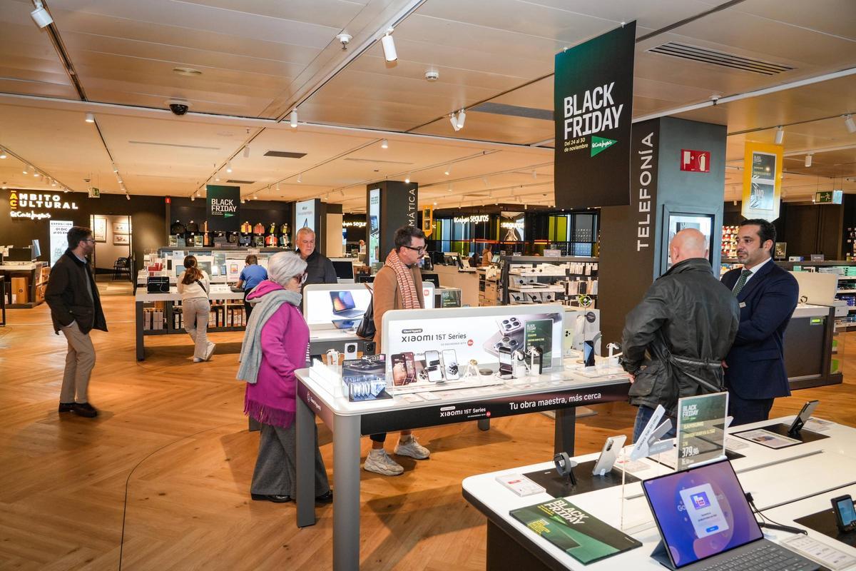 Varios clientes se interesan por los descuentos que ofrecen en El Corte Inglés de Badajoz con motivo del Black Friday.