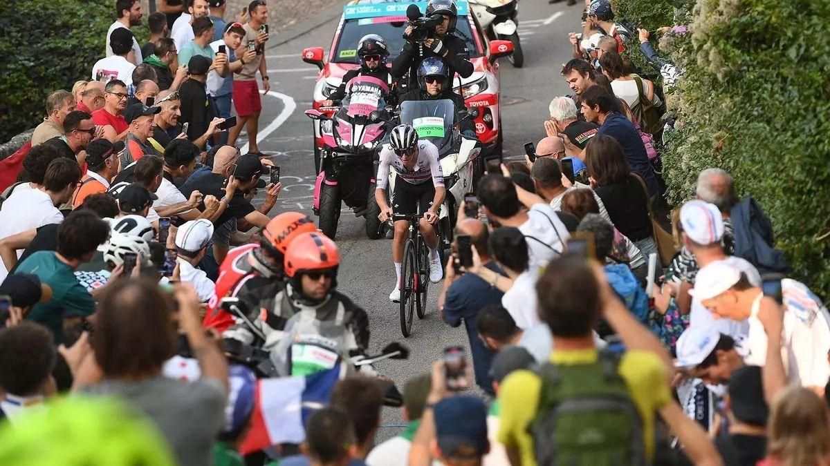 Tadej Pogacar, camino de la victoria en Lombardía (2023). Tadej Pogacar, camino de la victoria en Lombardía (2023).