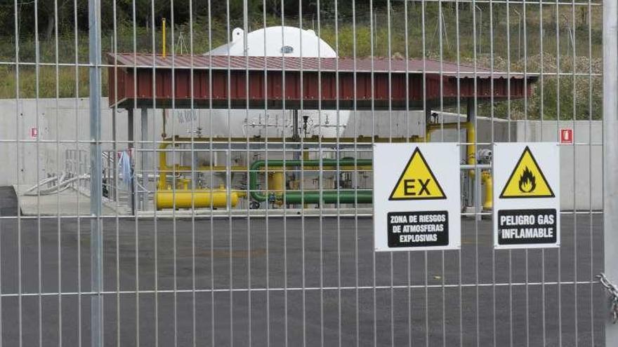 Parte de la planta de gas en el parque de Os Capelos, en Carral.