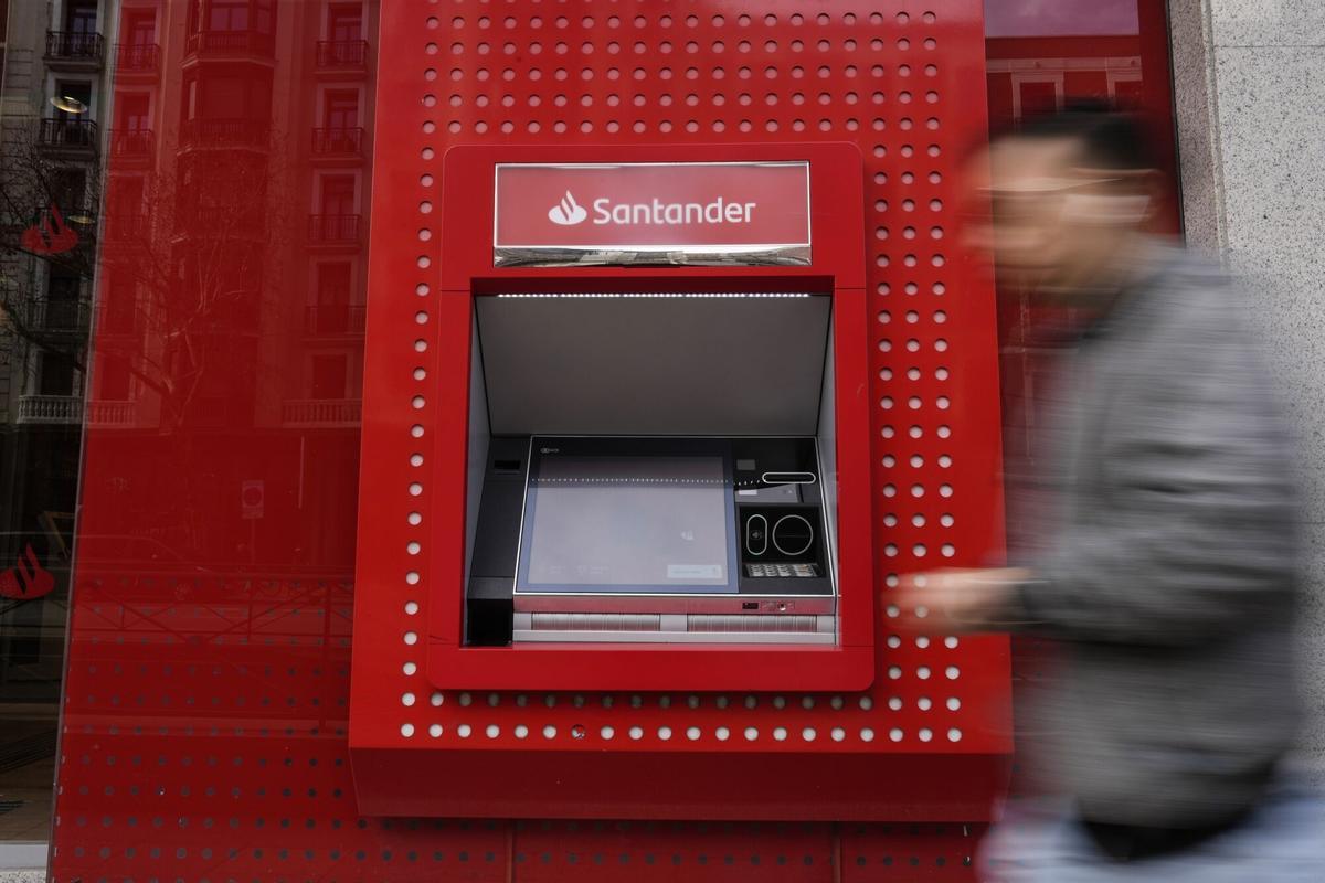Sin tarjeta ni PIN: así es la última novedad en los cajeros de Banco Santander