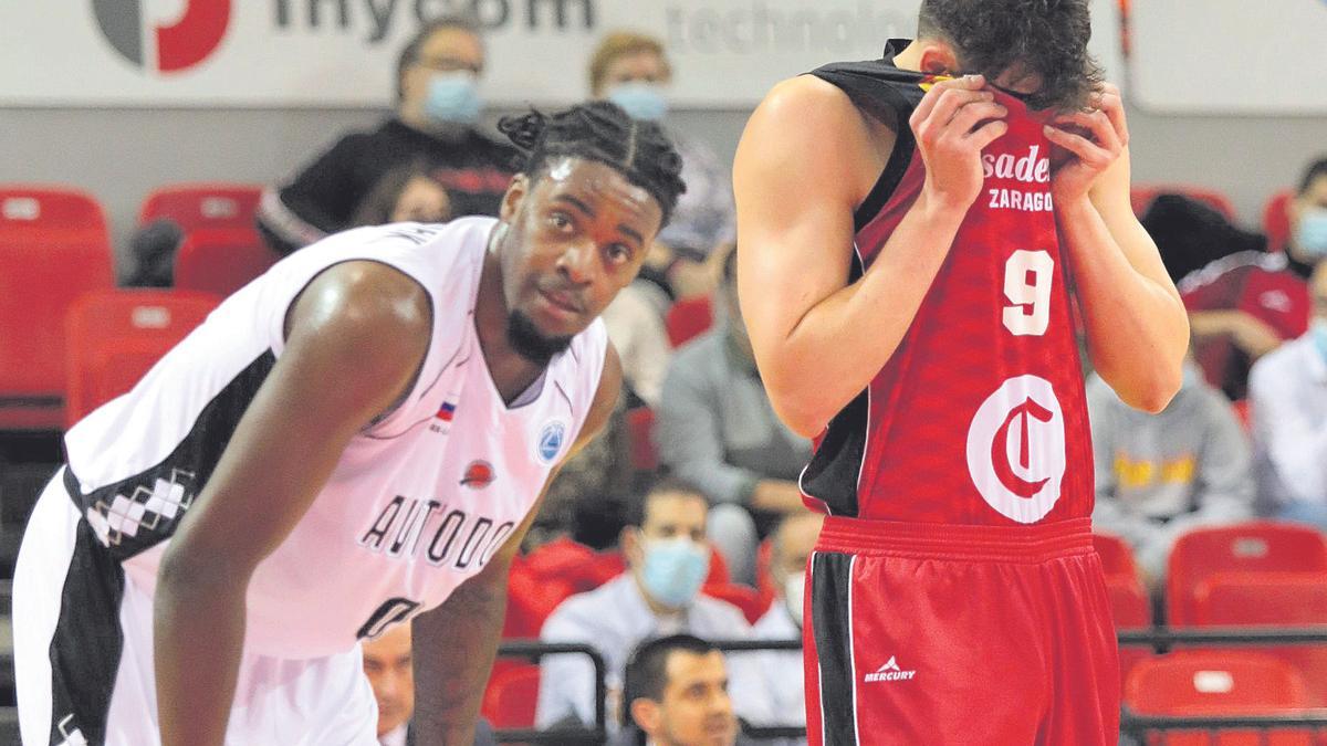 Vanwijn se tapa el rostro durante el duelo del miércoles ante el Saratov.