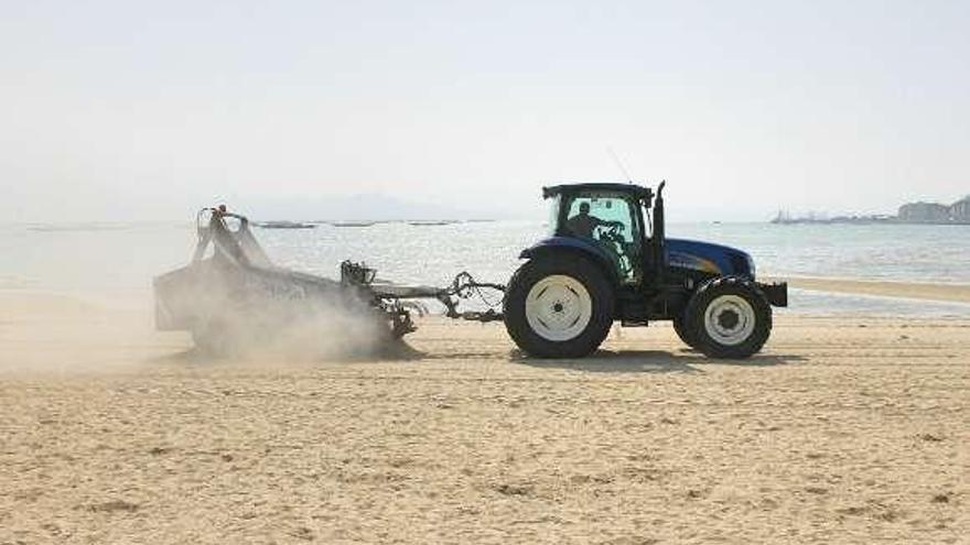 Limpieza realizada recientemente en la playa de A Xunqueira.  // S.A.