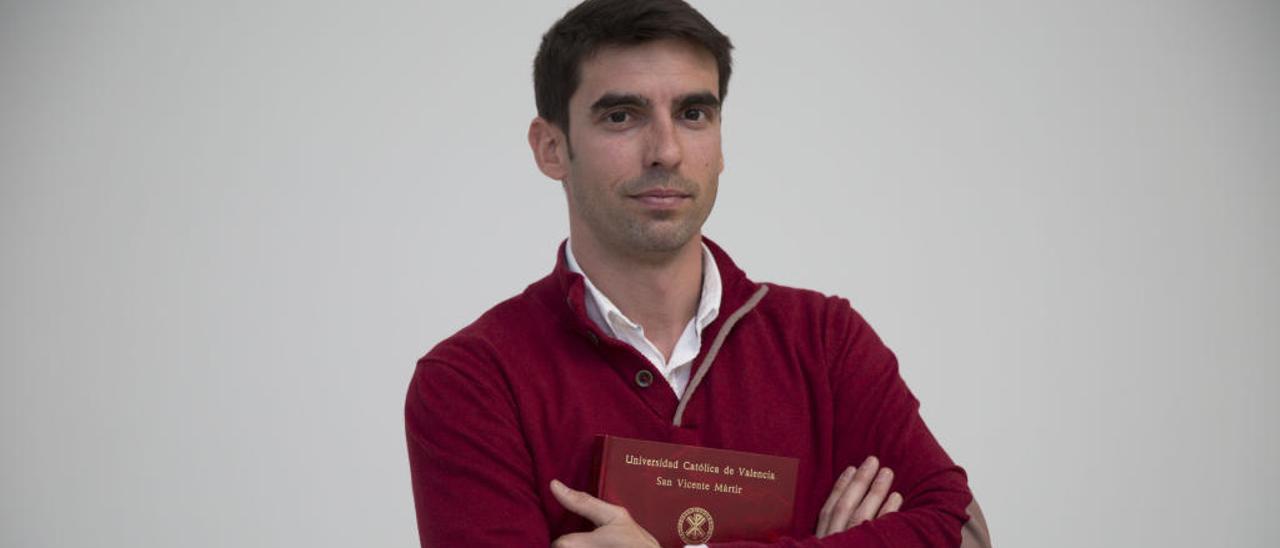 Josep Capsí, con su tesis doctoral, en las instalaciones de Levante-EMV.