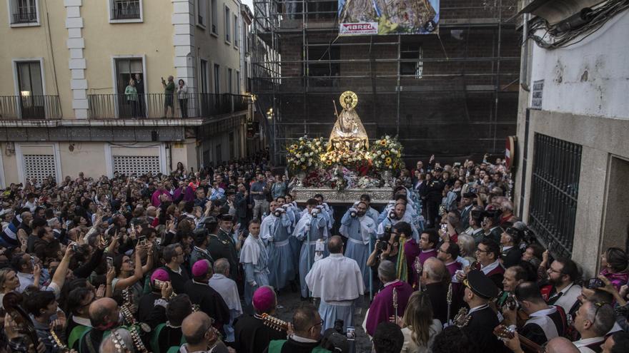 Así canta la tuna a la Virgen de la Montaña en Cuatro Esquinas