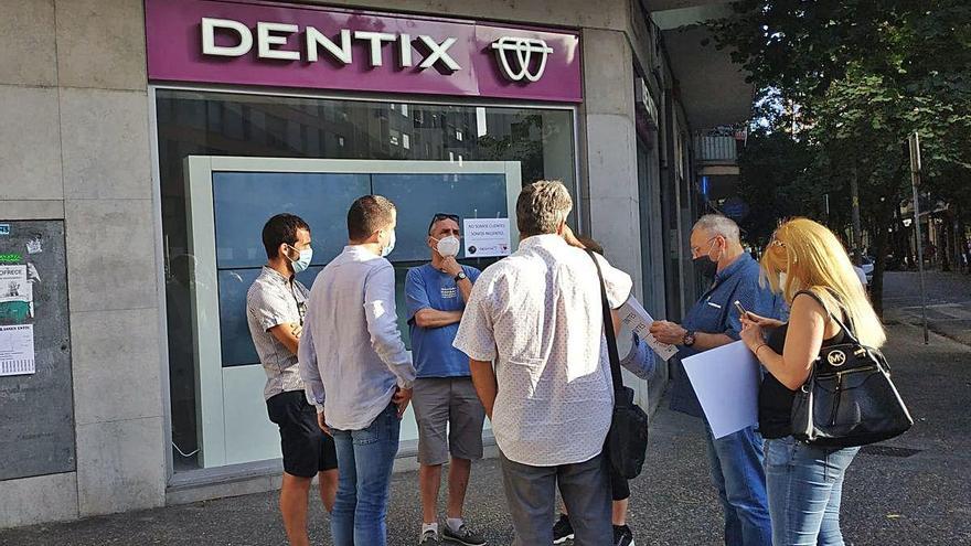 Afectats concentrats davant la clínica dental a Girona.