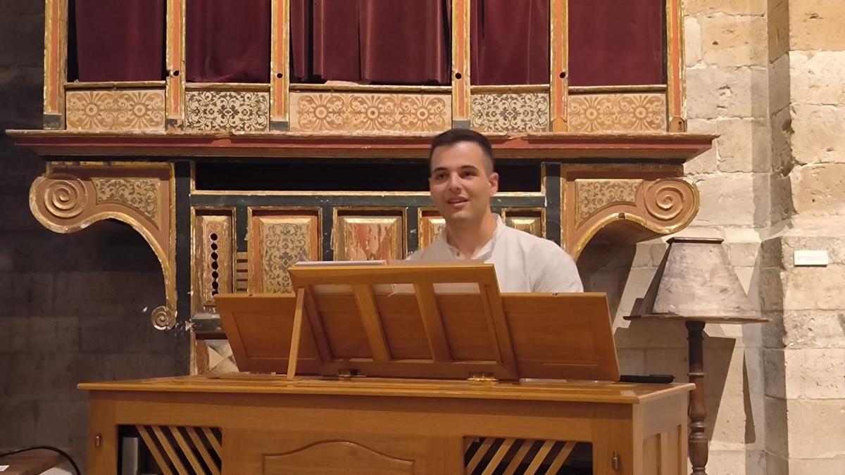 David Garía Calvo, ante el órgano creado por Pedro Bernardo de Olmedo.