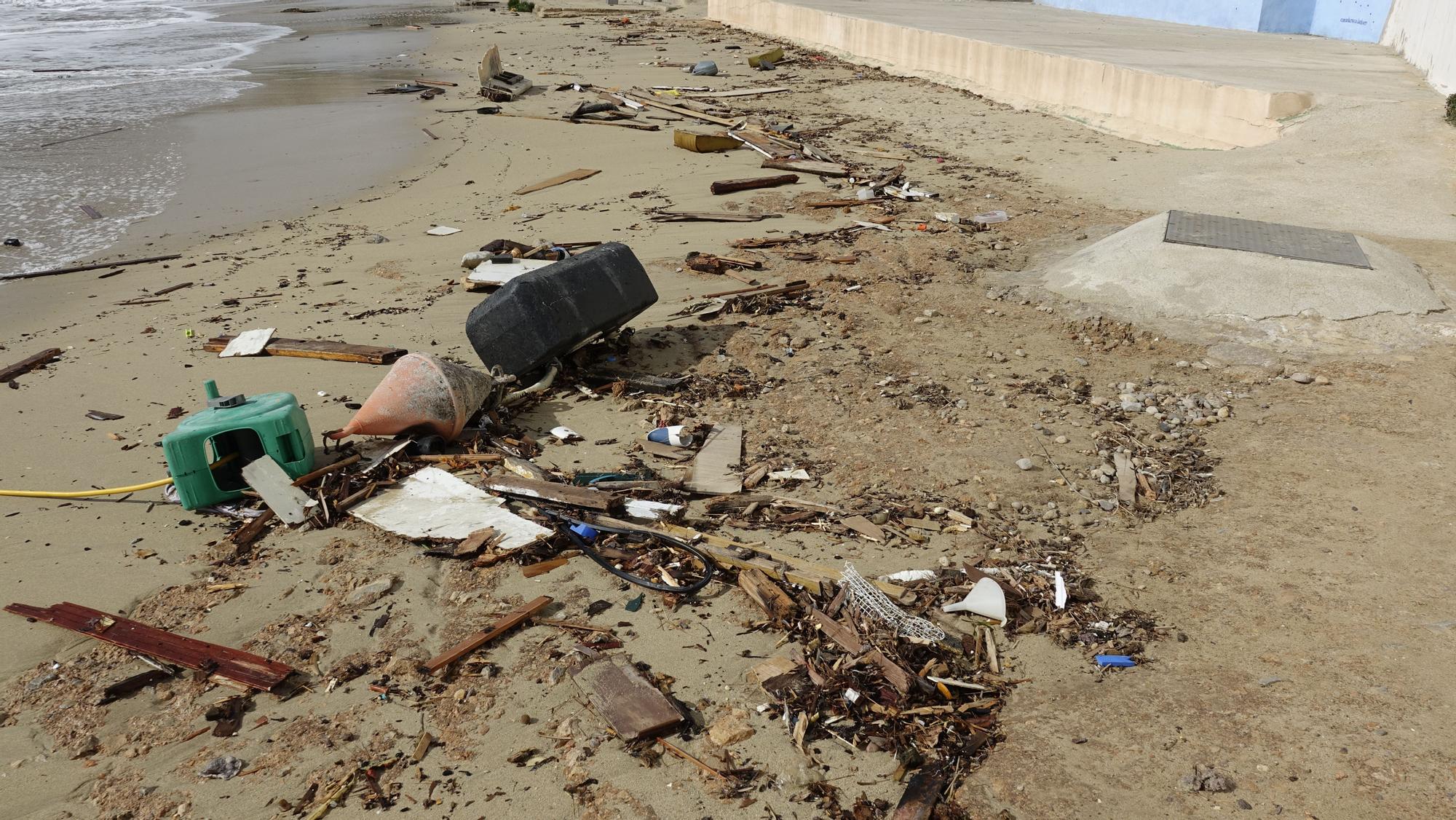 El oleaje destroza contra las rocas de Portals un barco varado