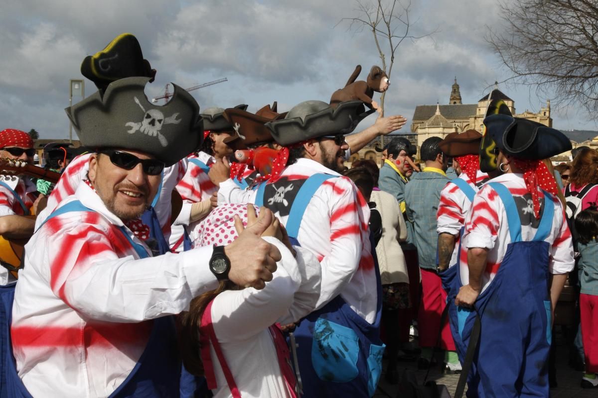 FOTOGALERÍA/ Pasacalles de Carnaval en el puente romano de Córdoba