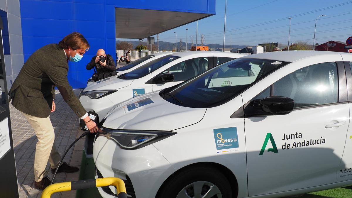 Antonio Repullo recarga un vehículo eléctrico de la Junta en uno de los puntos de recarga inaugurados.