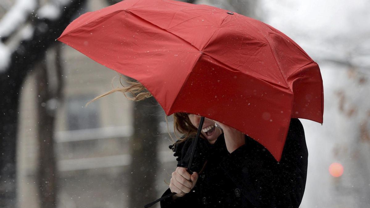 Una mujer bajo la lluvia.