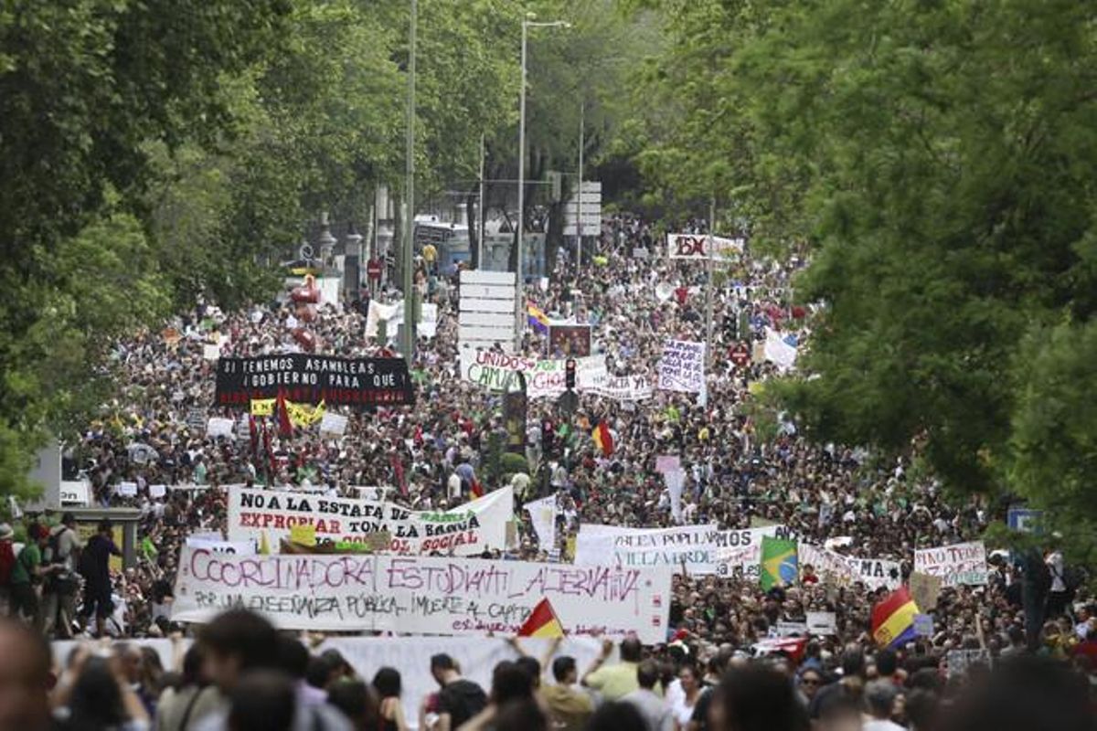 Vista general del carrer Atocha amb la manifestació que commemora el primer aniversari del moviment reivindicatiu.