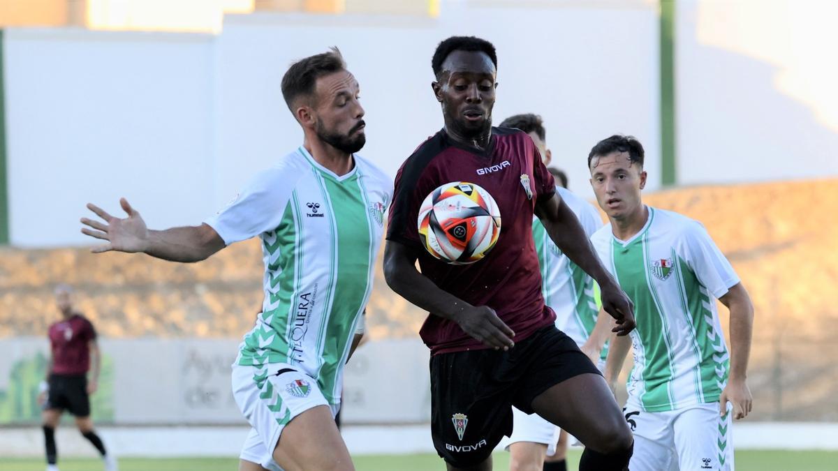 Diarra controla un balón en el partido entre el Antequera y el Córdoba CF.