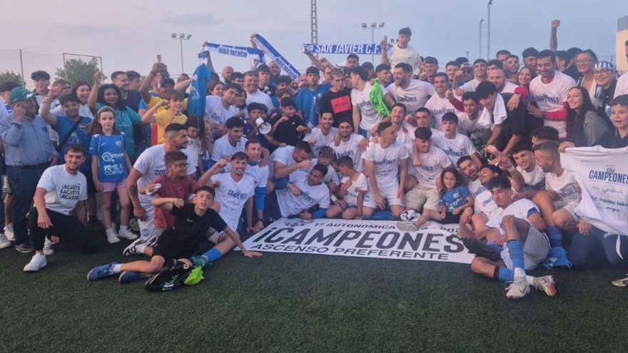 Jugadores y aficionados del San Javier Mar Menor, celebrando el título de campeones de Primera Autonómica.