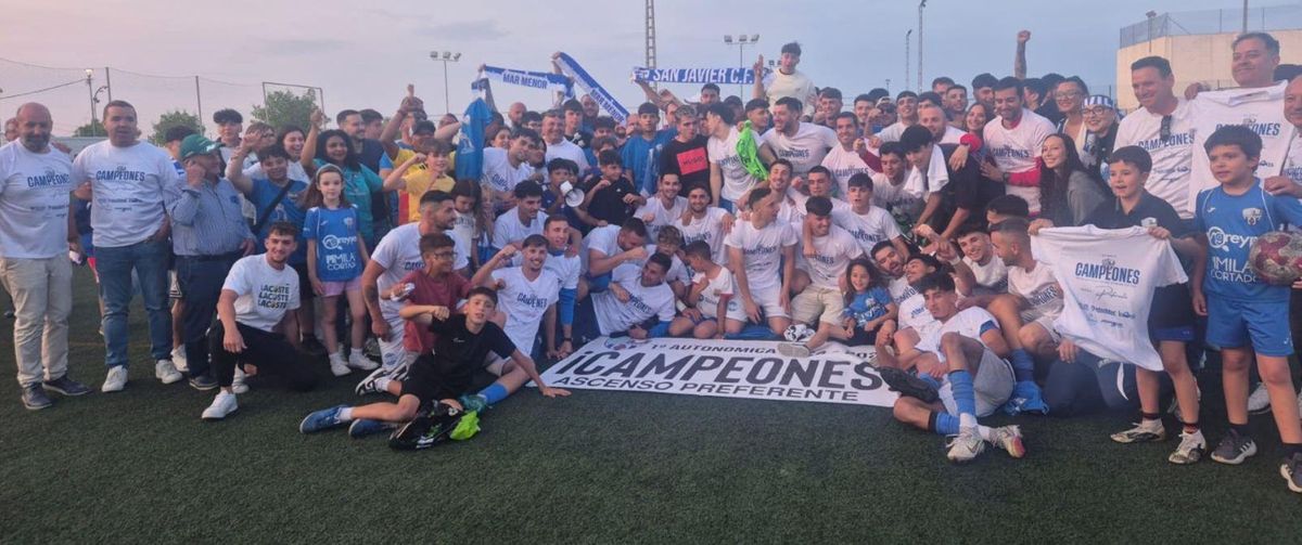 Jugadores y aficionados del San Javier Mar Menor, celebrando el título de campeones de Primera Autonómica. | SAN JAVIER MAR MENOR