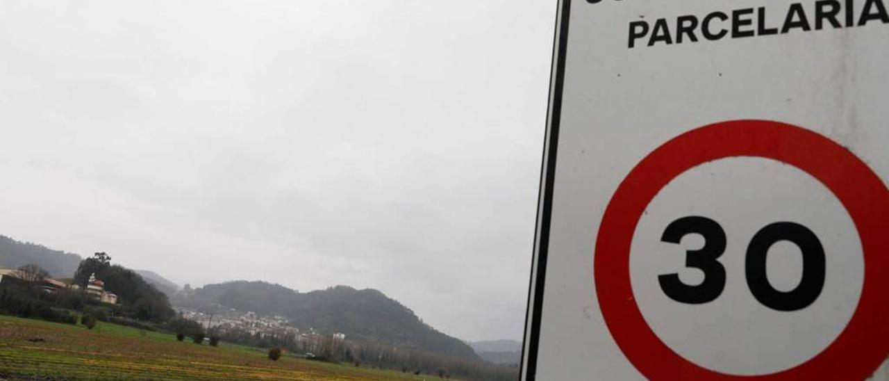 Concentración parcelaria en la vega de Peñaullán; al fondo, Pravia.